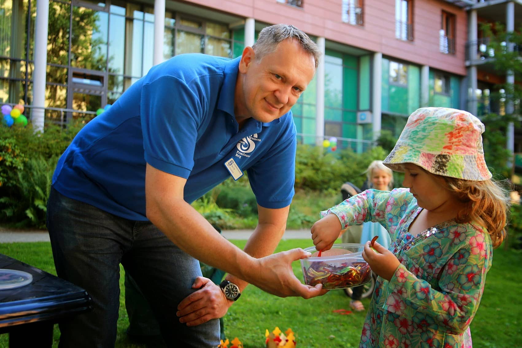 Generations Festival at the Prenzlauer Berg Senior Citizens' Foundation with a photo of the per4med managing director with a child